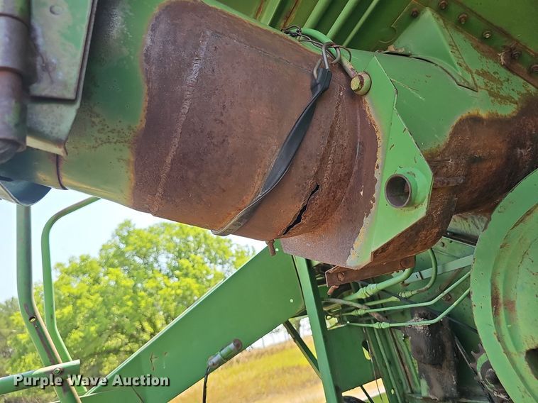 image for item DS4663 1969 John Deere 105 combine