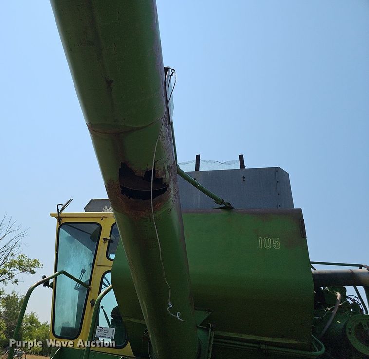 image for item DS4663 1969 John Deere 105 combine