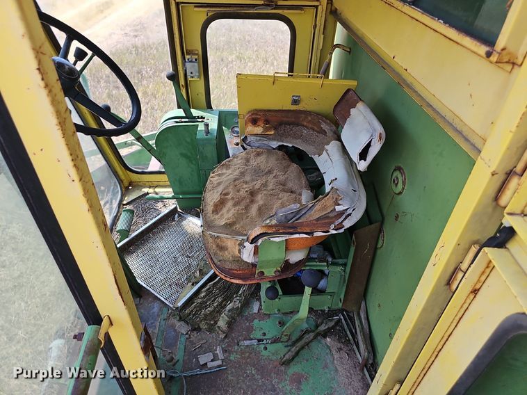 image for item DS4663 1969 John Deere 105 combine