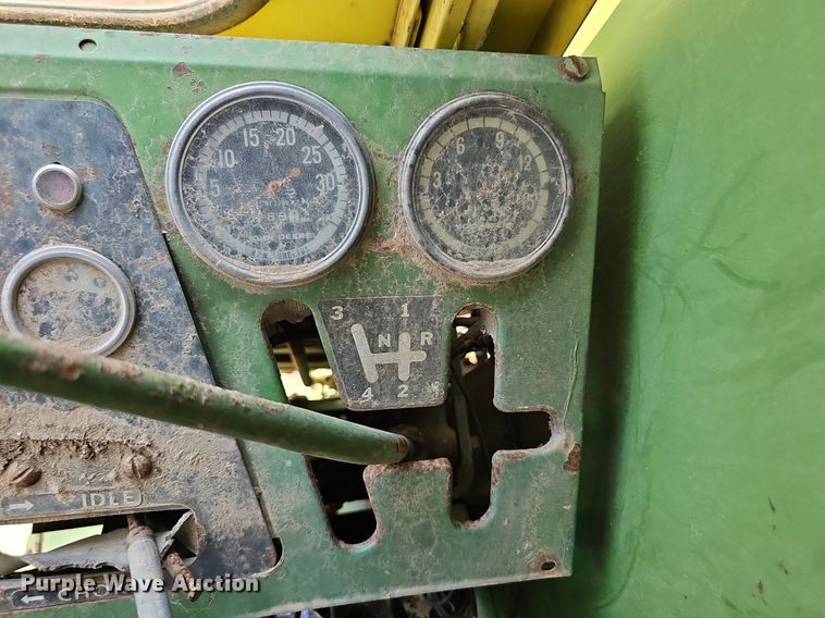 image for item DS4663 1969 John Deere 105 combine