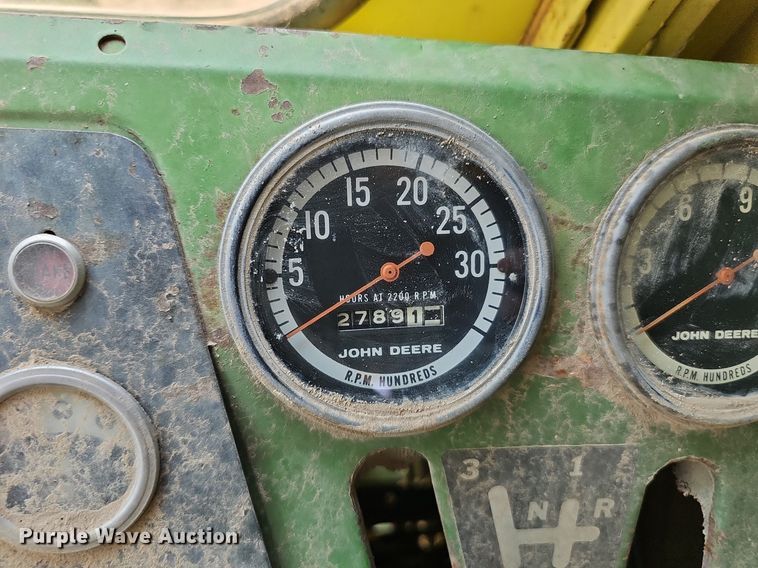 image for item DS4663 1969 John Deere 105 combine