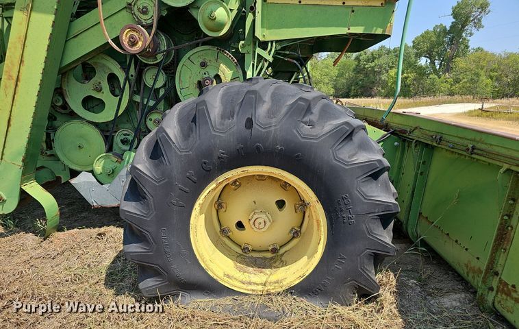 image for item DS4663 1969 John Deere 105 combine