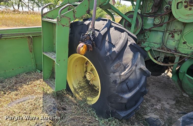 image for item DS4663 1969 John Deere 105 combine