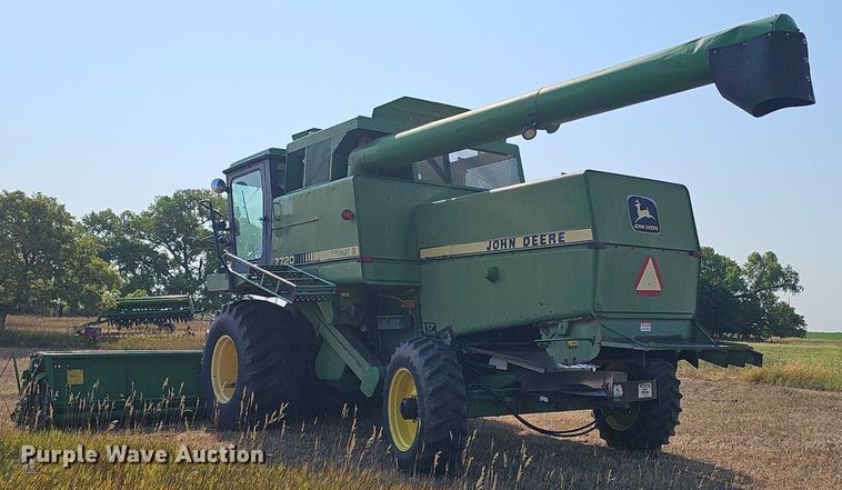image for item DS4667 1987 John Deere 7720 Titan II combine