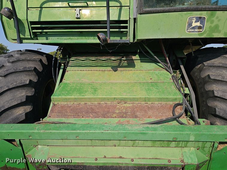 image for item DS4667 1987 John Deere 7720 Titan II combine