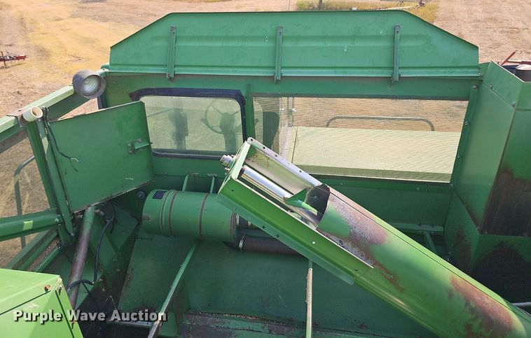 image for item DS4667 1987 John Deere 7720 Titan II combine