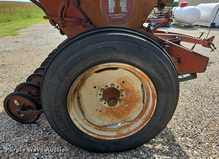 image for item DS4741 International Harvester  10 grain drill