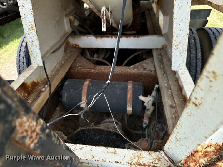 image for item DX0769 1986 Freightliner FLC feed delivery truck