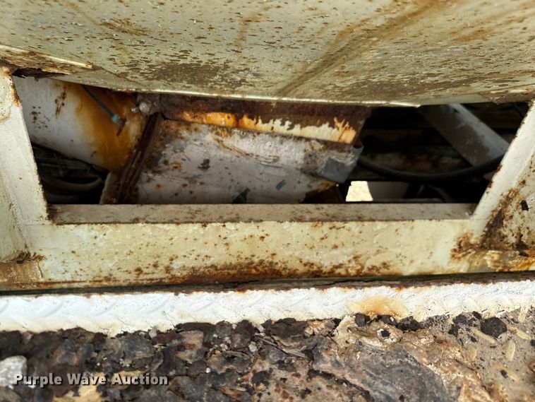 image for item DX0769 1986 Freightliner FLC feed delivery truck