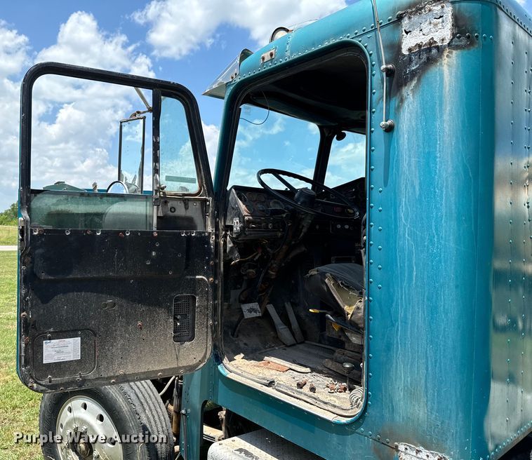 image for item DX0769 1986 Freightliner FLC feed delivery truck