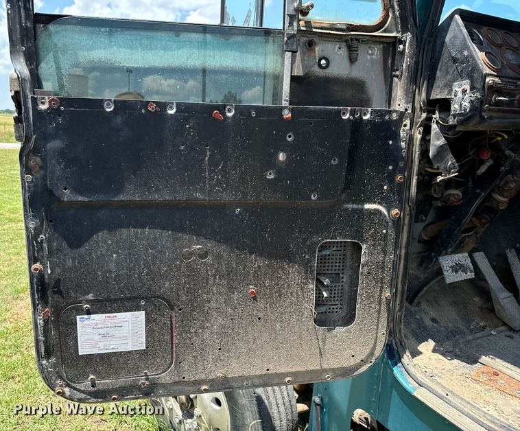 image for item DX0769 1986 Freightliner FLC feed delivery truck