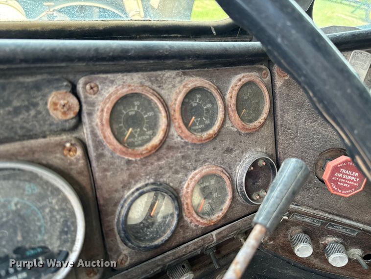 image for item DX0769 1986 Freightliner FLC feed delivery truck