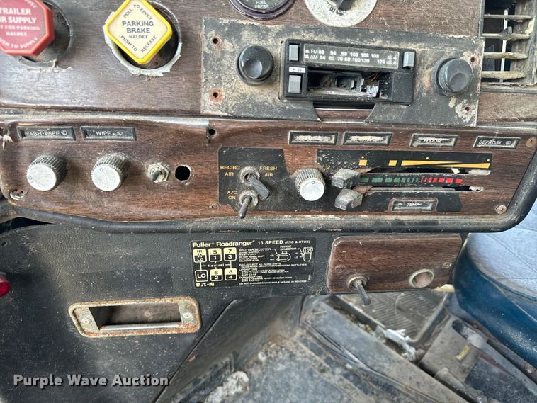 image for item DX0769 1986 Freightliner FLC feed delivery truck