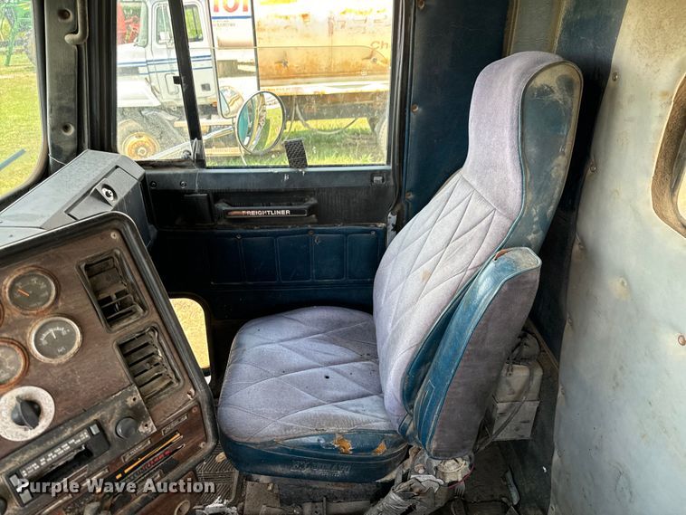 image for item DX0769 1986 Freightliner FLC feed delivery truck