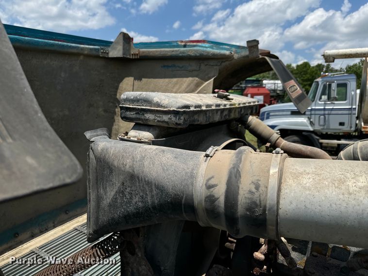 image for item DX0769 1986 Freightliner FLC feed delivery truck