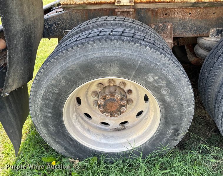 image for item DX0769 1986 Freightliner FLC feed delivery truck