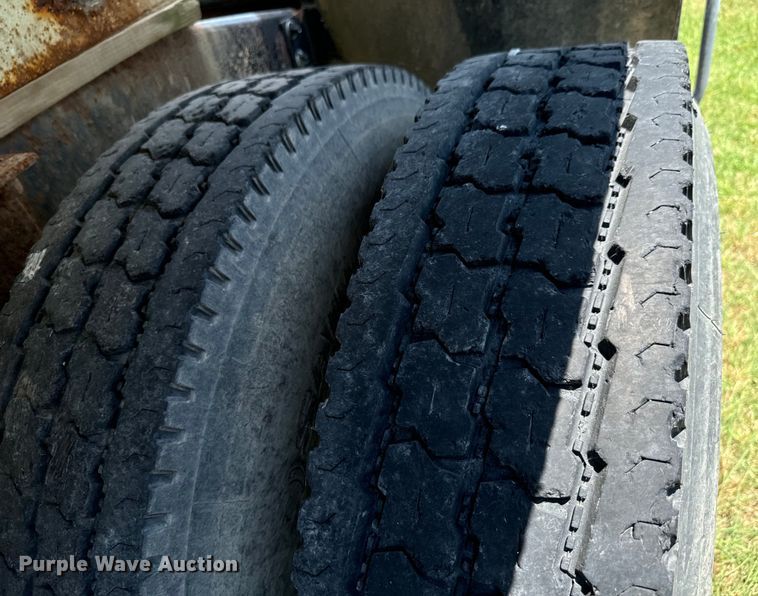 image for item DX0769 1986 Freightliner FLC feed delivery truck