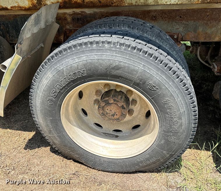 image for item DX0769 1986 Freightliner FLC feed delivery truck