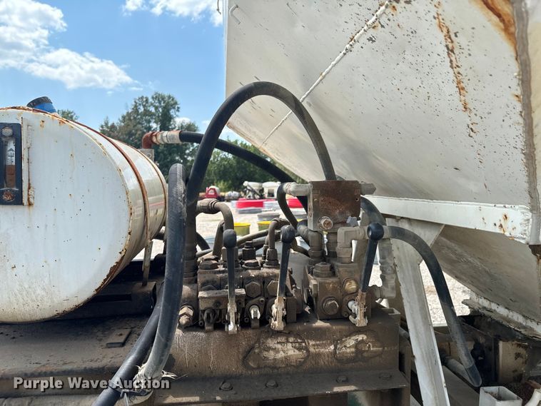 image for item DX1032 1994 DACO Fertilizer tender trailer