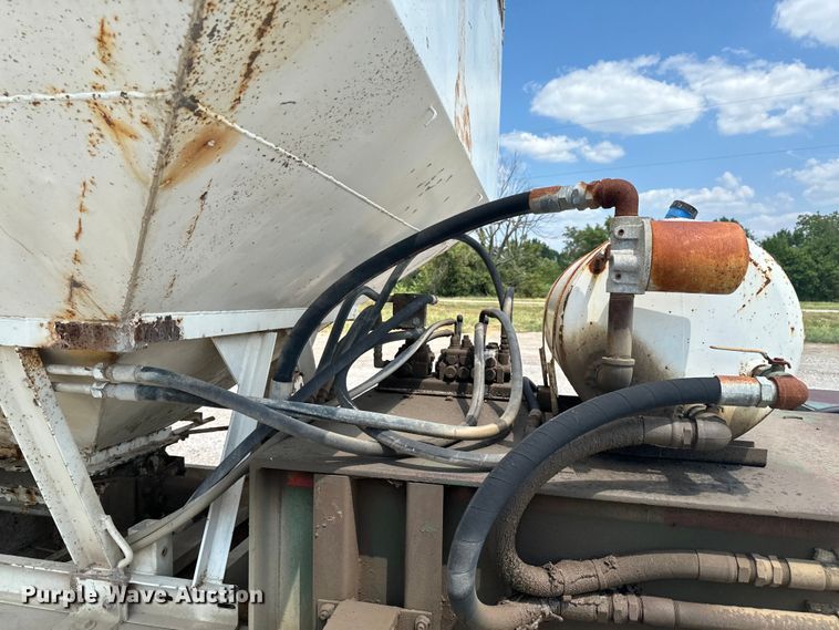 image for item DX1032 1994 DACO Fertilizer tender trailer