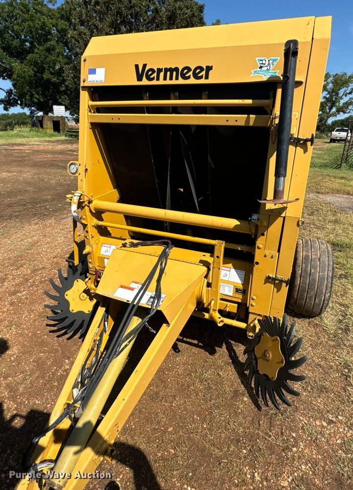 image for item DX1035 1997 Vermeer 504 Super I round baler