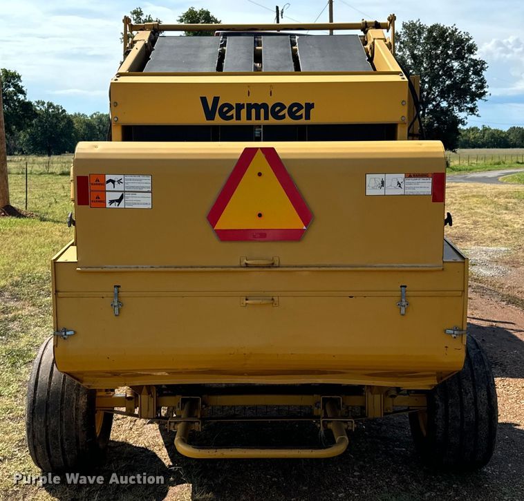 image for item DX1035 1997 Vermeer 504 Super I round baler