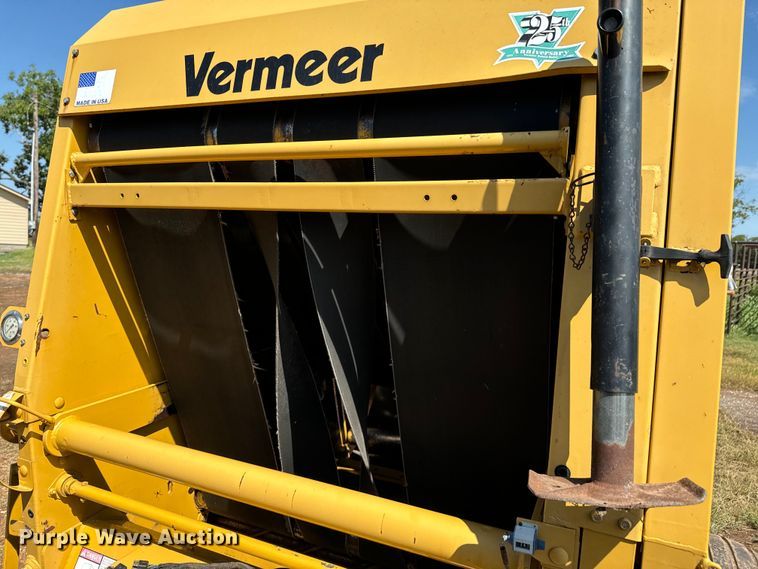 image for item DX1035 1997 Vermeer 504 Super I round baler