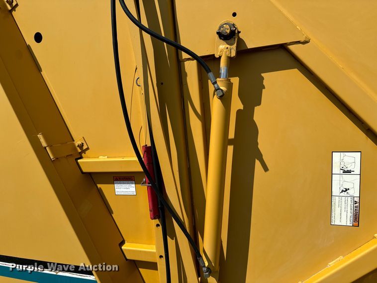 image for item DX1035 1997 Vermeer 504 Super I round baler