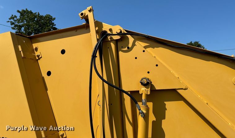 image for item DX1035 1997 Vermeer 504 Super I round baler