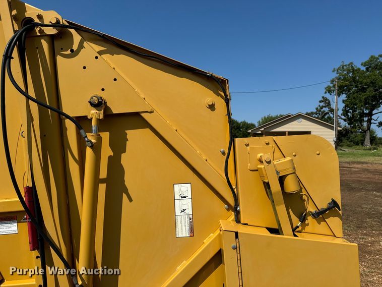 image for item DX1035 1997 Vermeer 504 Super I round baler