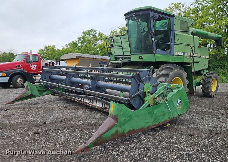 image for item EI8225 1988 John Deere 7720 Titan II  RWA combine