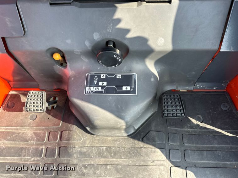 image for item EJ8842 Kubota B2710HSD MFWD tractor