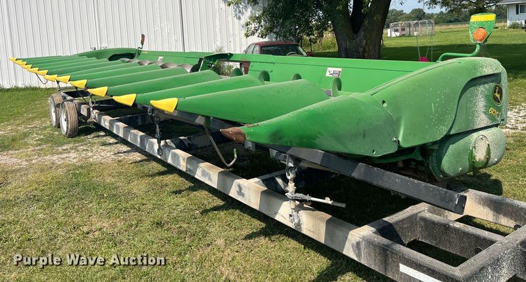 image for item EK8939 2011 John Deere 612CX corn head