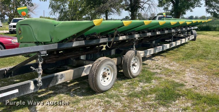 image for item EK8939 2011 John Deere 612CX corn head