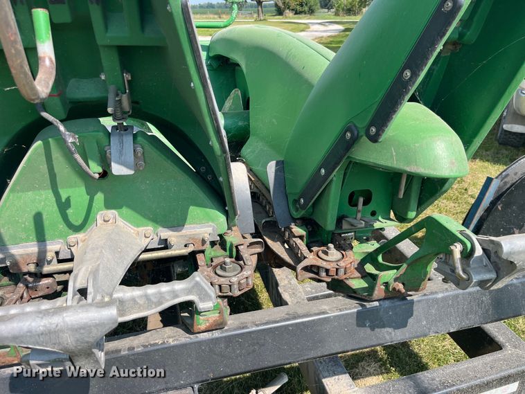 image for item EK8939 2011 John Deere 612CX corn head