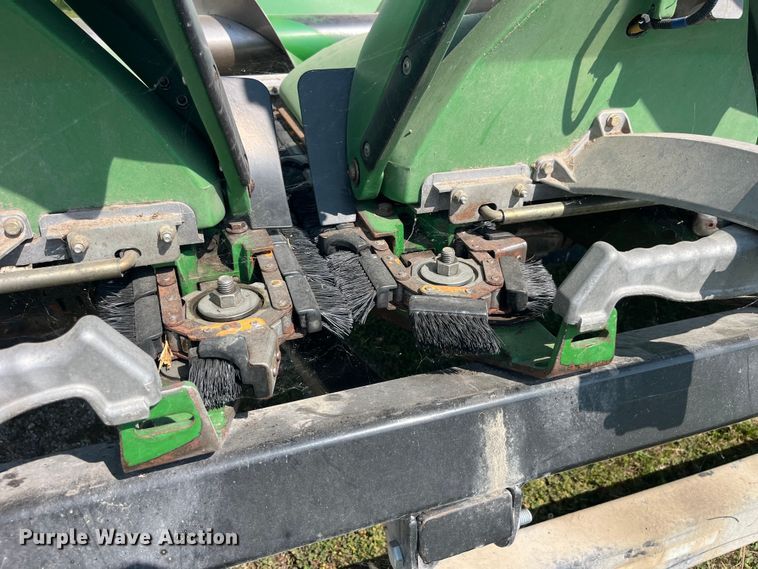 image for item EK8939 2011 John Deere 612CX corn head