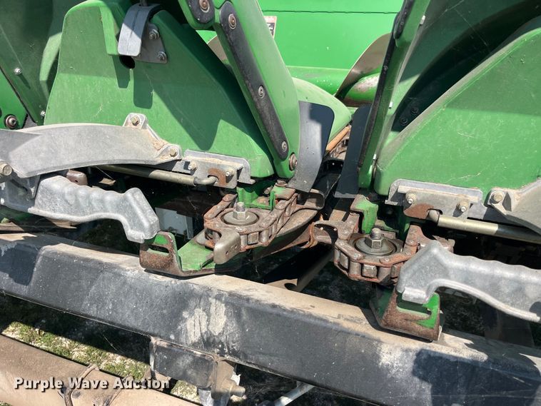 image for item EK8939 2011 John Deere 612CX corn head