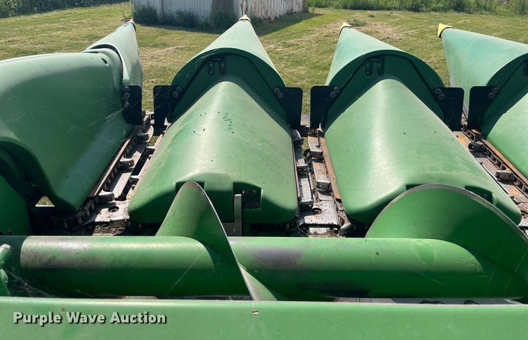 image for item EK8939 2011 John Deere 612CX corn head