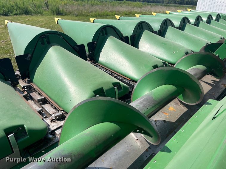 image for item EK8939 2011 John Deere 612CX corn head