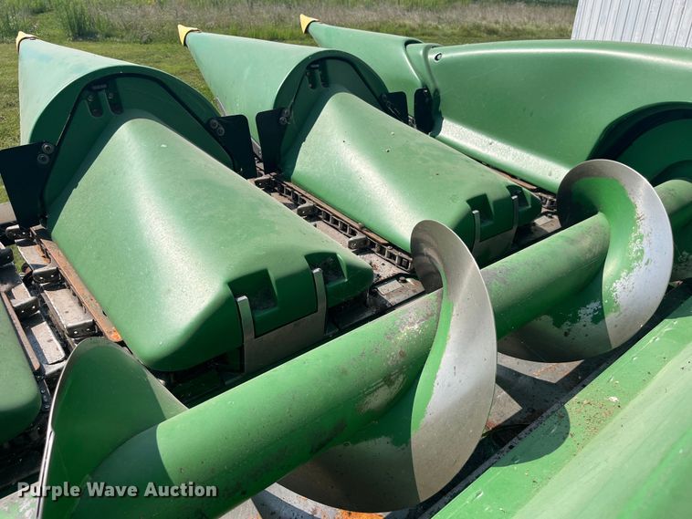 image for item EK8939 2011 John Deere 612CX corn head