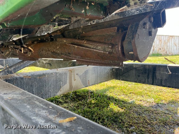 image for item EK8939 2011 John Deere 612CX corn head