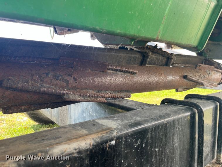 image for item EK8939 2011 John Deere 612CX corn head