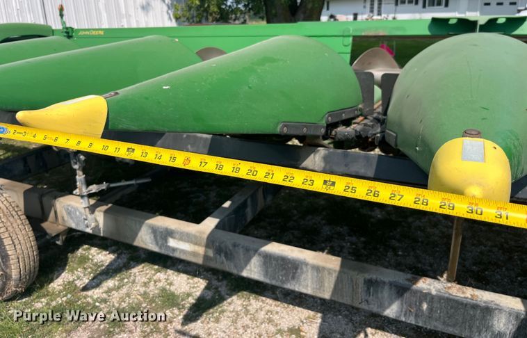 image for item EK8939 2011 John Deere 612CX corn head