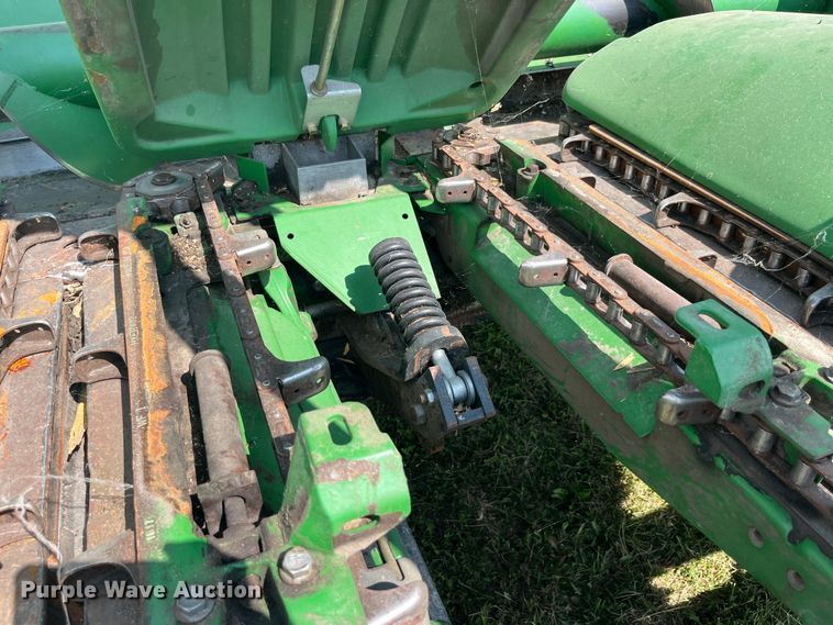 image for item EK8939 2011 John Deere 612CX corn head