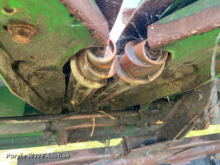 image for item EK8939 2011 John Deere 612CX corn head