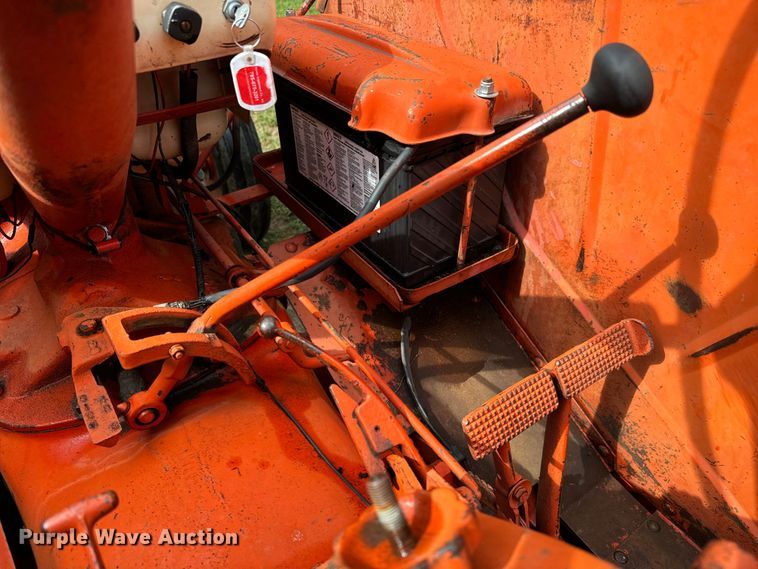 image for item LF9966 1959 Case 900B tractor