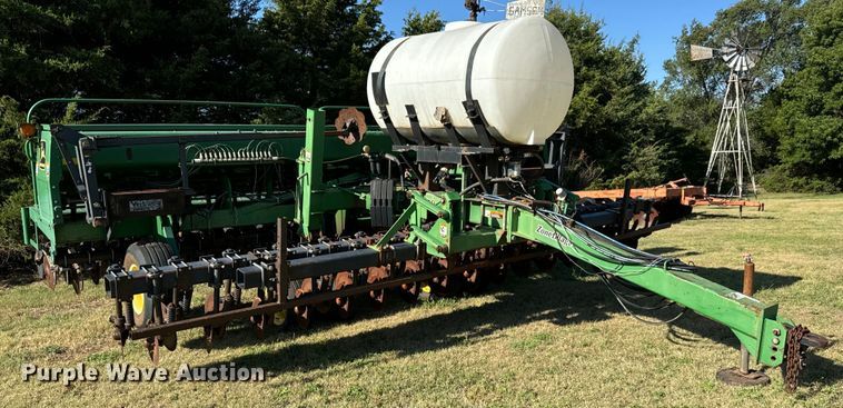 image for item LF9974 2000 John Deere 1520 no-till grain drill