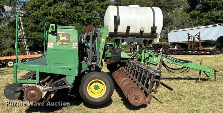 image for item LF9974 2000 John Deere 1520 no-till grain drill