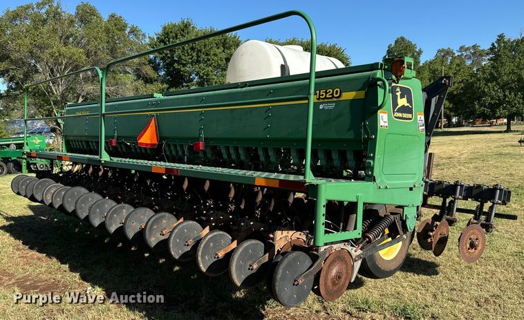 image for item LF9974 2000 John Deere 1520 no-till grain drill