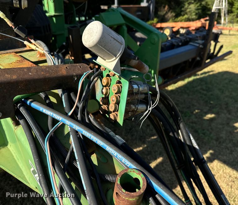 image for item LF9974 2000 John Deere 1520 no-till grain drill